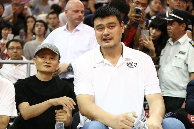 巴萨小将踩弗里克的座位坐回替补席，弗里克来了段死亡凝视