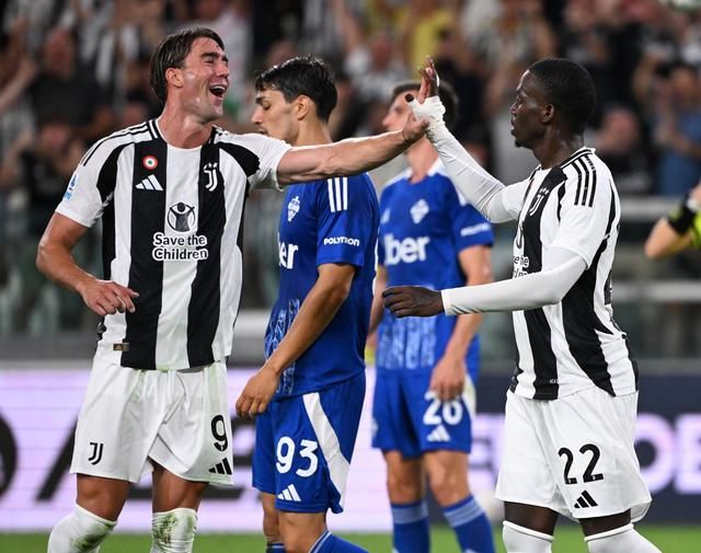 巴萨小将踩弗里克的座位坐回替补席，弗里克来了段死亡凝视